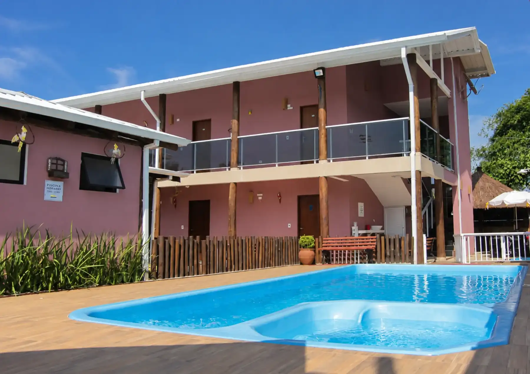 Pousada Parapuã exterior and poolside panorama